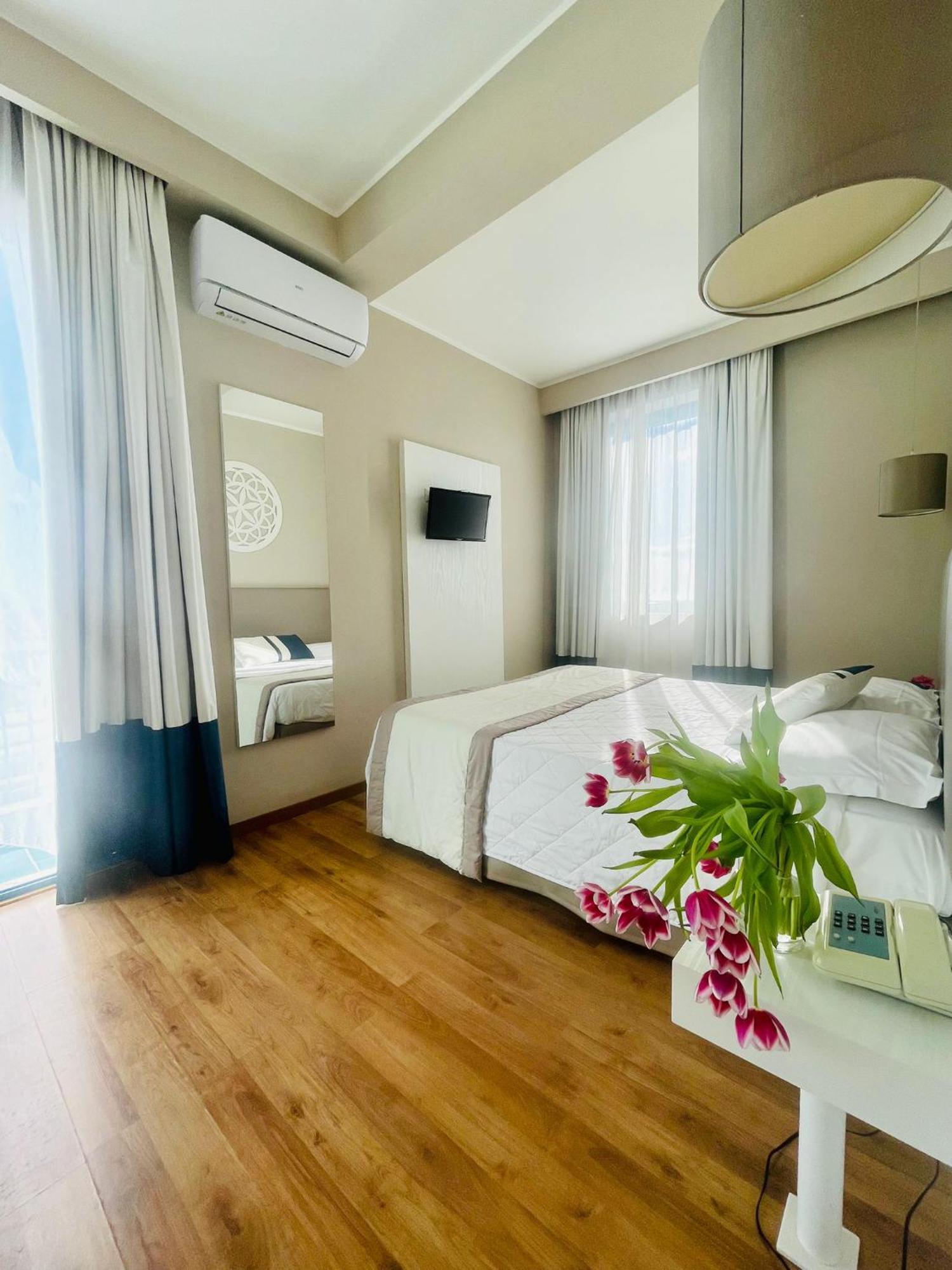 Hotel Mediterraneo Lido di Latina Luaran gambar